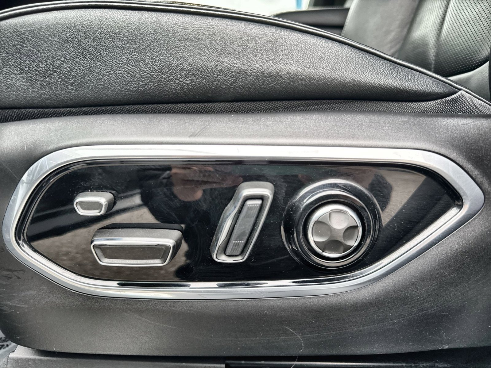 Used 2024 Jeep Grand Cherokee Overland w/ Luxury Tech Group IV image 14