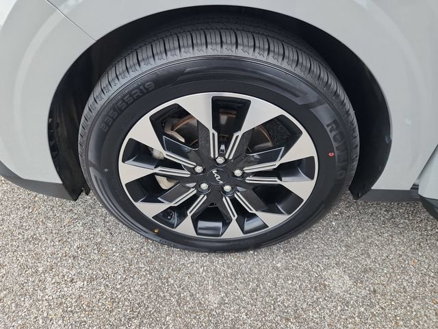 Used 2022 Kia Carnival EX FWD image 22