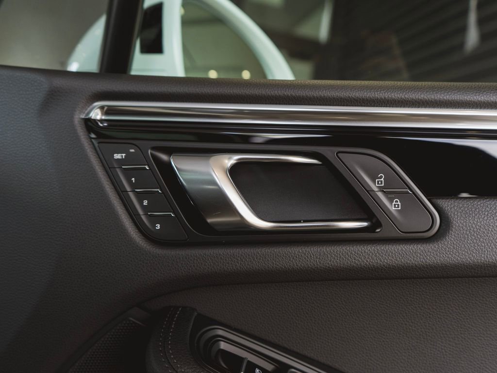 New 2025 Porsche Macan image 34