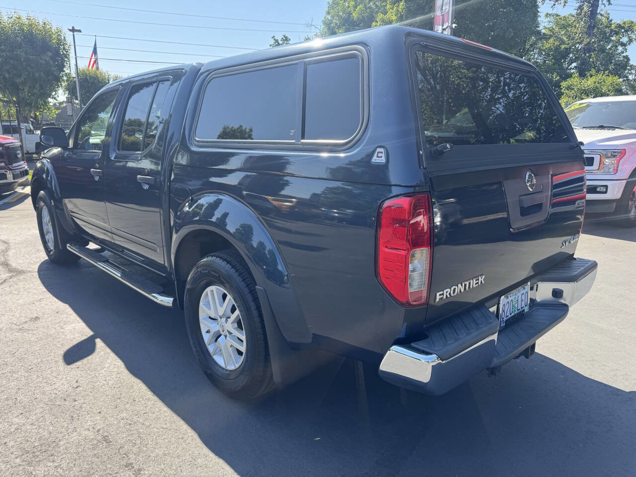 Used 2018 Nissan Frontier SV image 2