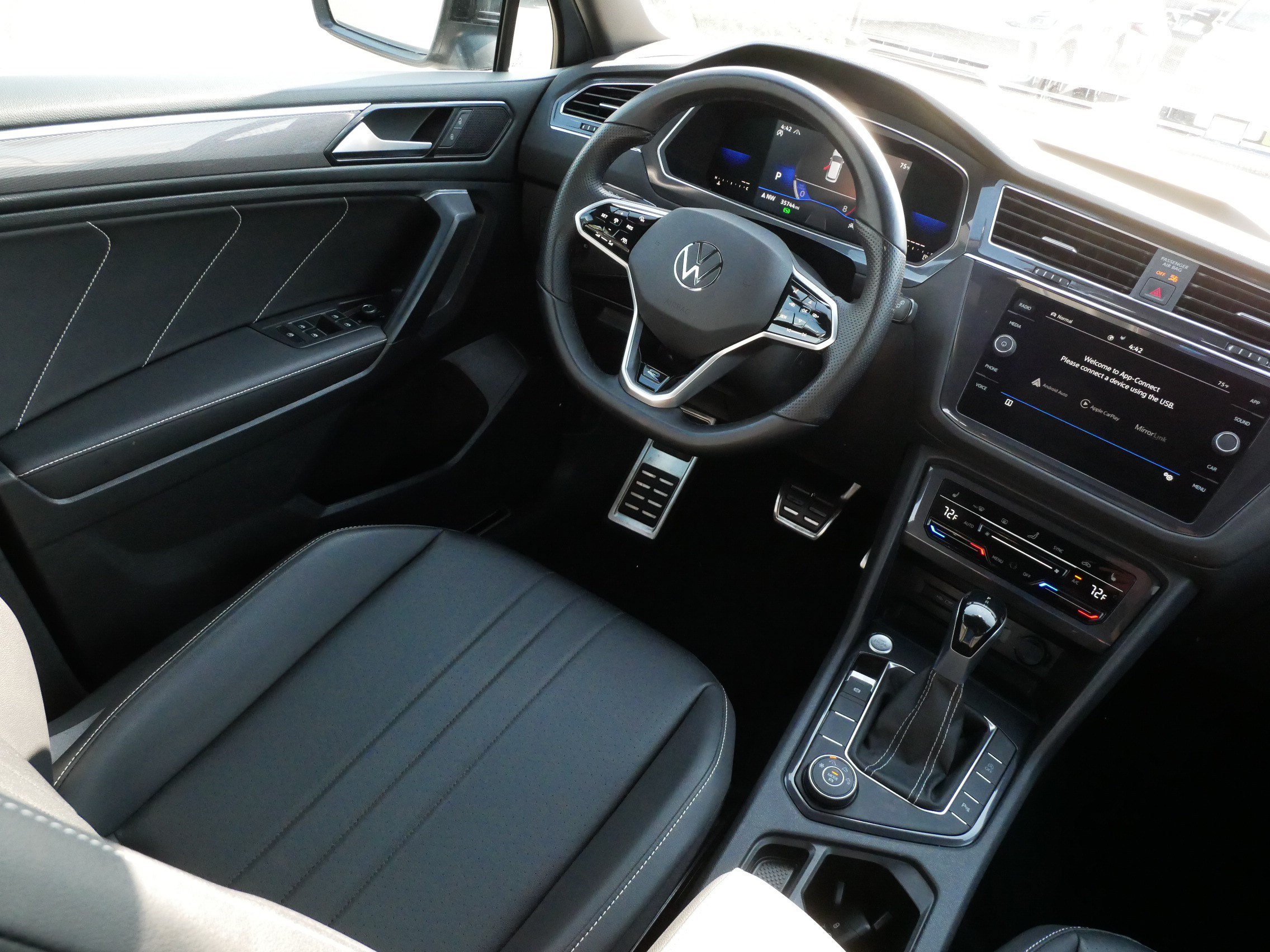Certified 2023 Volkswagen Tiguan SE R-Line AWD/4WD image 9