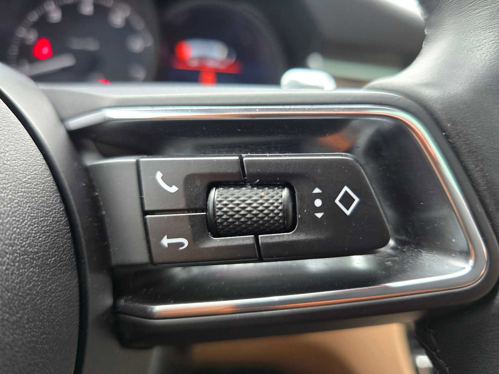 Used 2025 Porsche Macan image 31