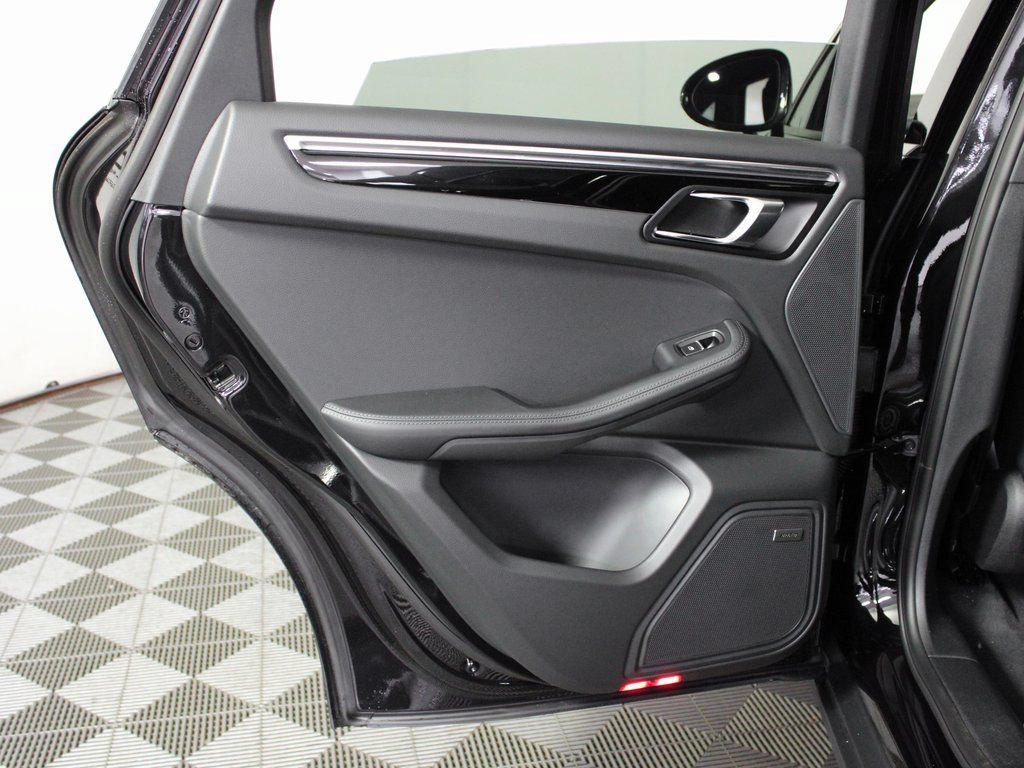 Certified 2026 Porsche Macan AWD/4WD image 33