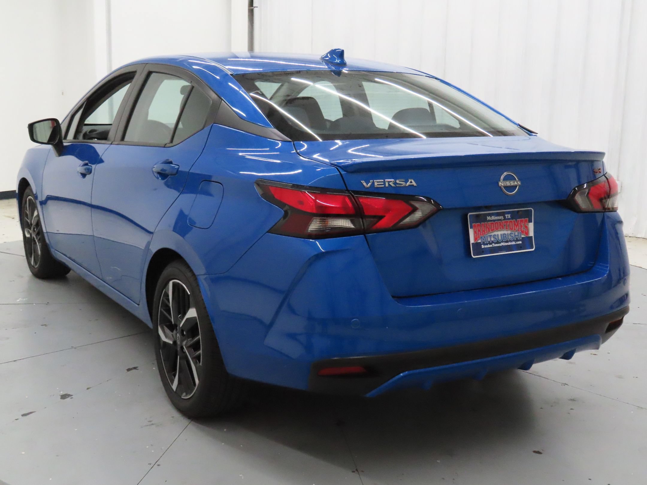 Used 2024 Nissan Versa SR FWD image 6
