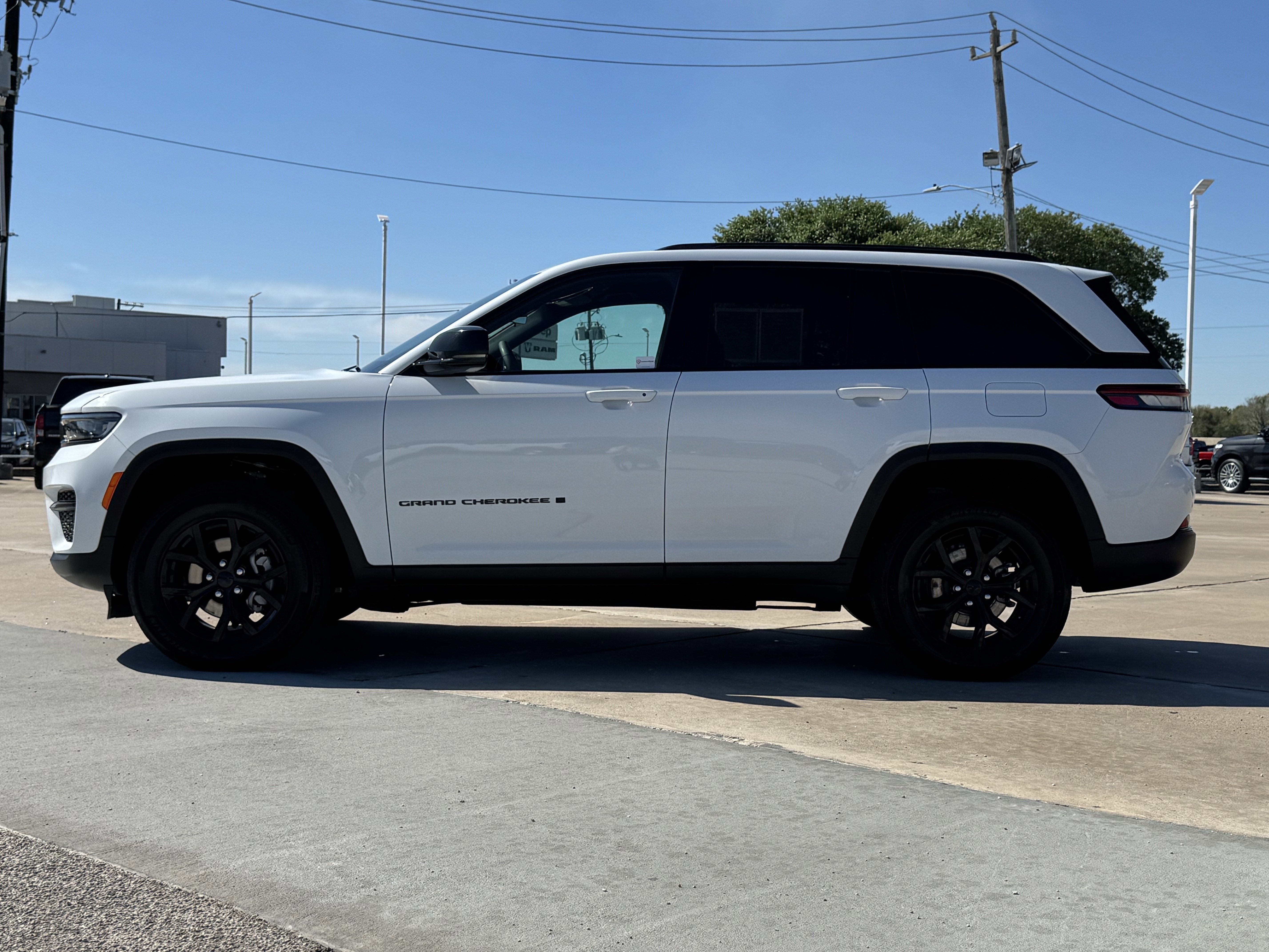 Used 2025 Jeep Grand Cherokee Altitude image 7
