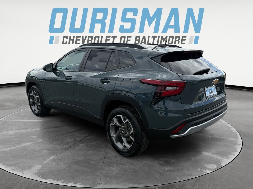 Used 2025 Chevrolet Trax LT FWD image 4