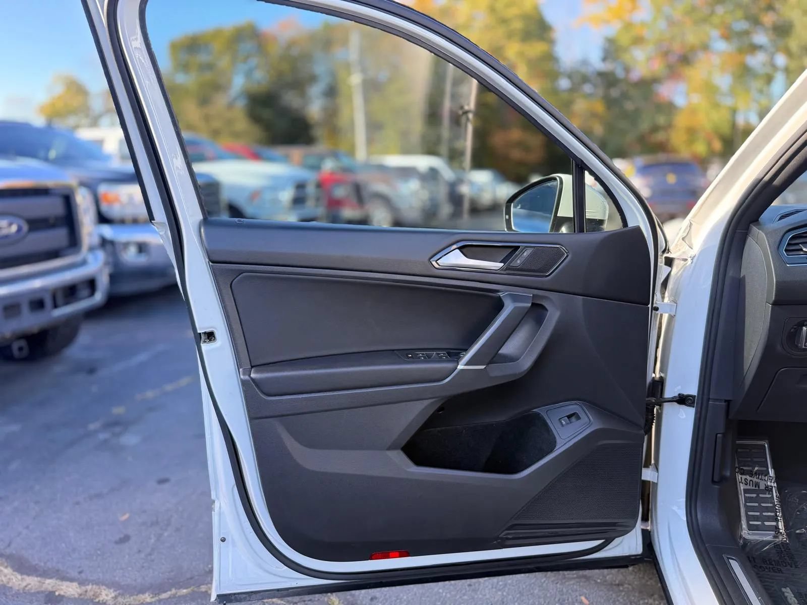 Used 2018 Volkswagen Tiguan SEL w/ R-Line Package AWD/4WD image 22