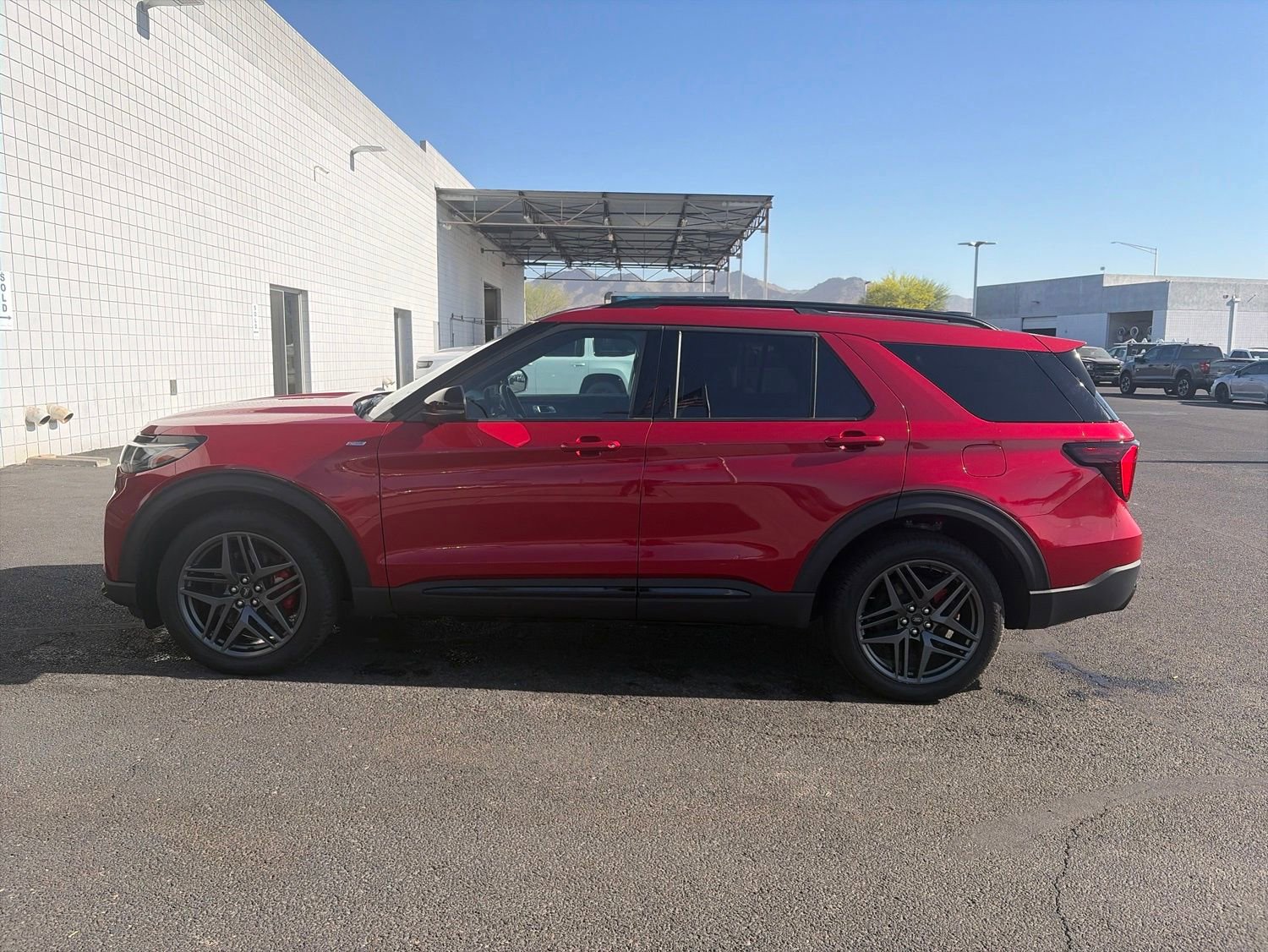 Used 2025 Ford Explorer ST-Line w/ ST-Line Street Pack AWD/4WD image 2