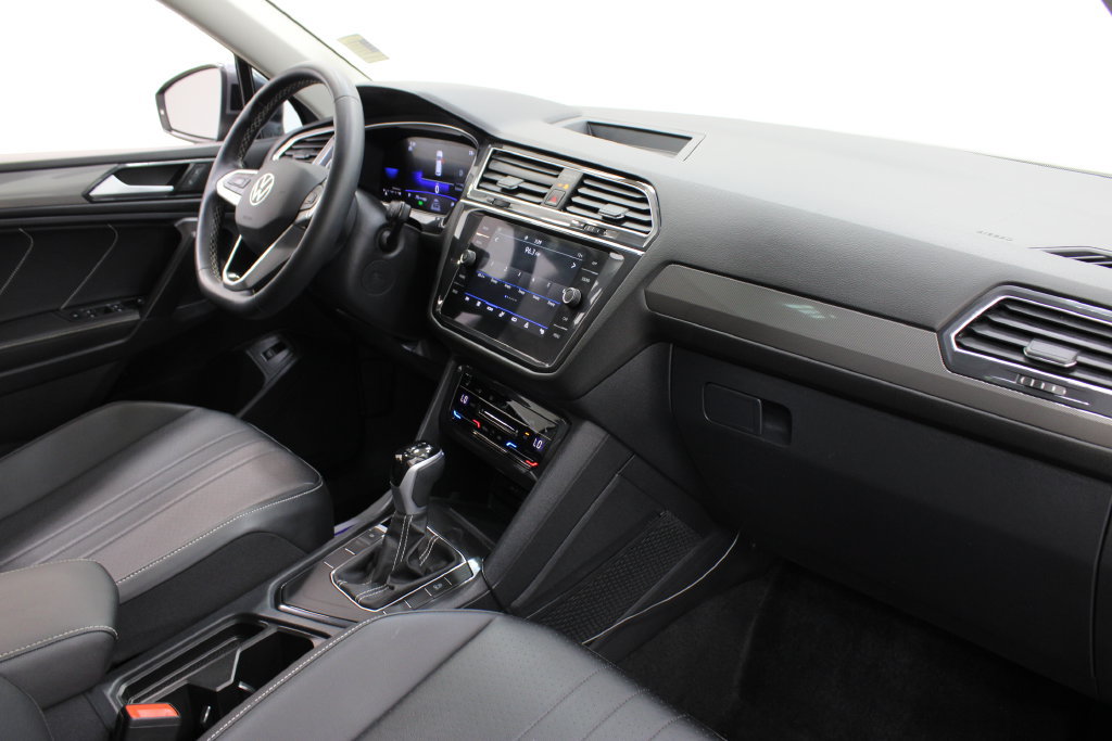 Used 2024 Volkswagen Tiguan SE w/ Panoramic Sunroof Package FWD image 24
