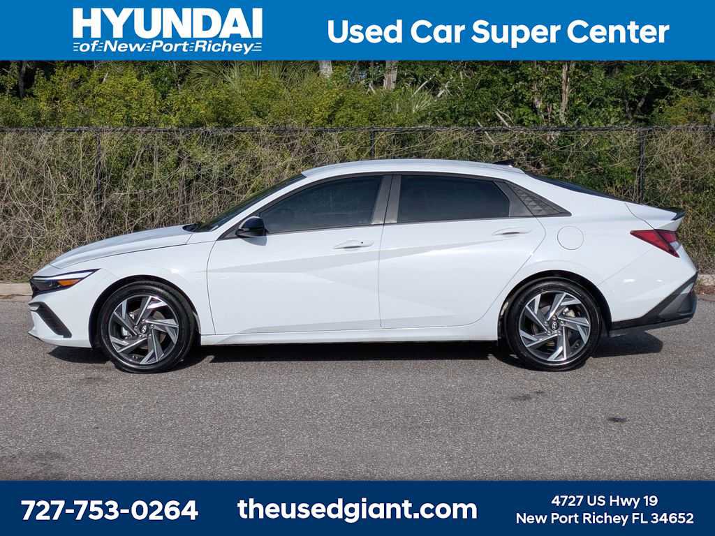 Used 2025 Hyundai Elantra Sport image 2