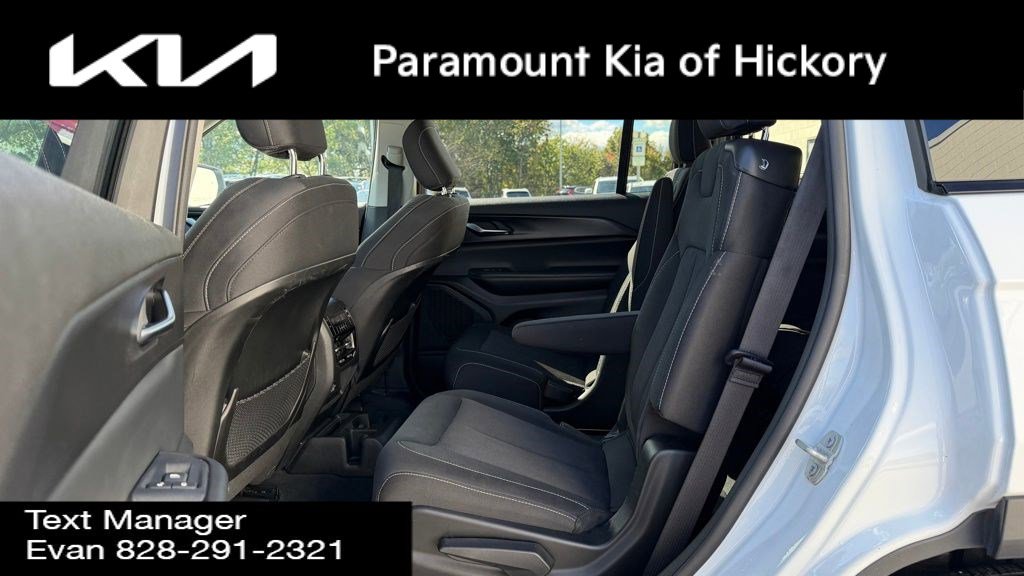 Used 2023 Jeep Grand Cherokee L Laredo image 27