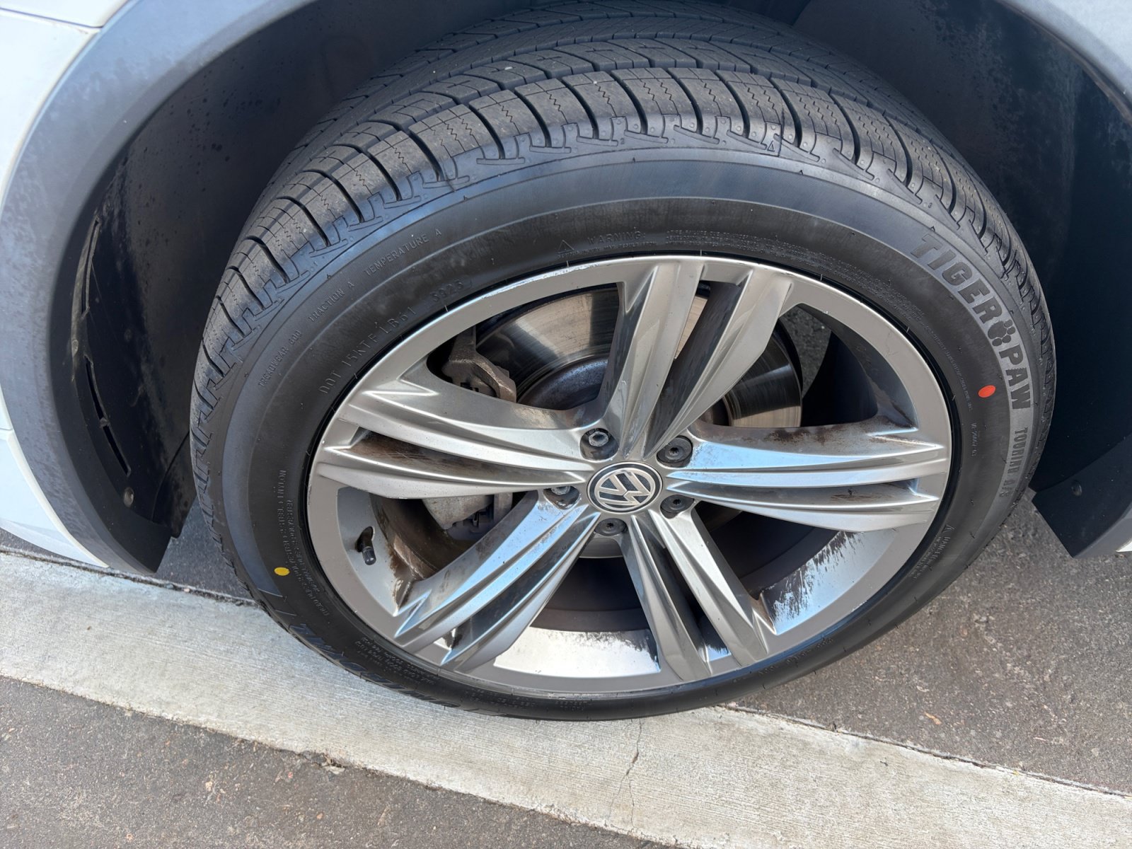 Used 2018 Volkswagen Tiguan SEL w/ R-Line Package AWD/4WD image 11