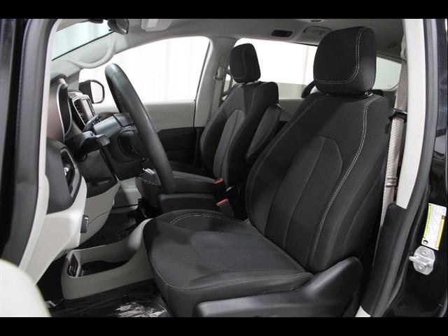 Used 2024 Chrysler Voyager LX image 5