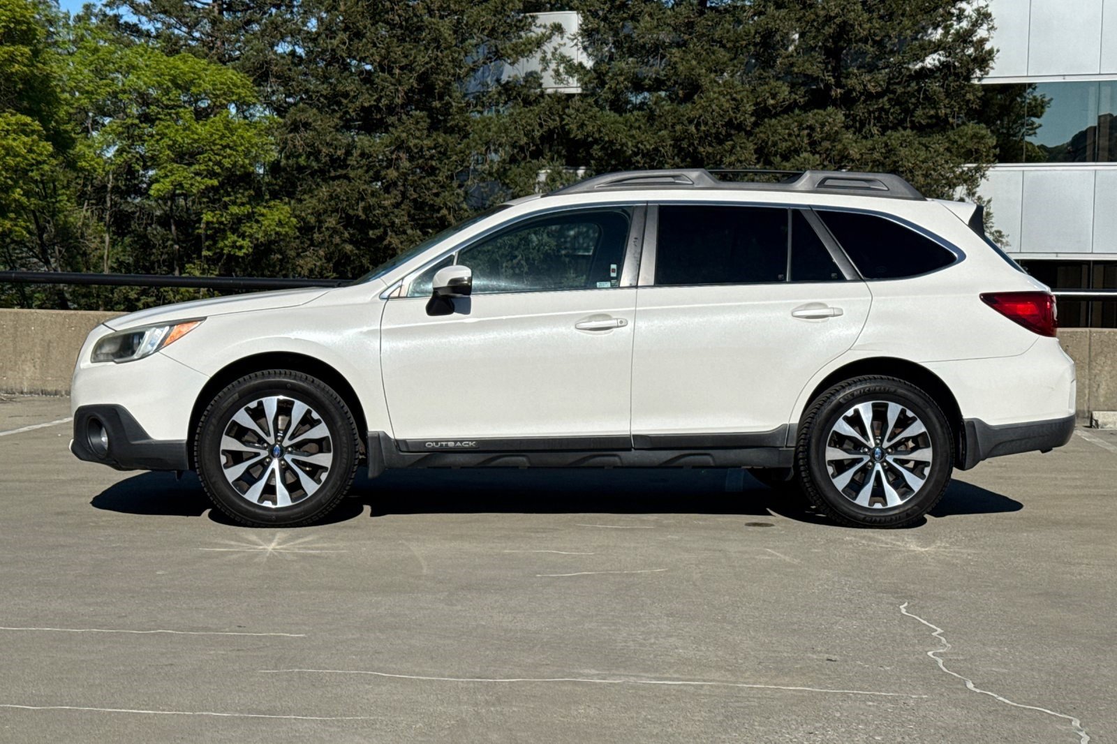 Used 2015 Subaru Outback 3.6R Limited image 2