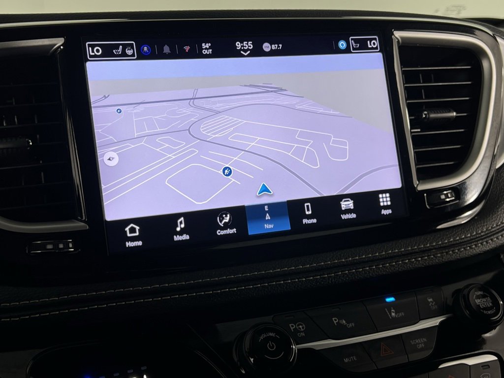 Certified 2024 Chrysler Pacifica Limited image 18