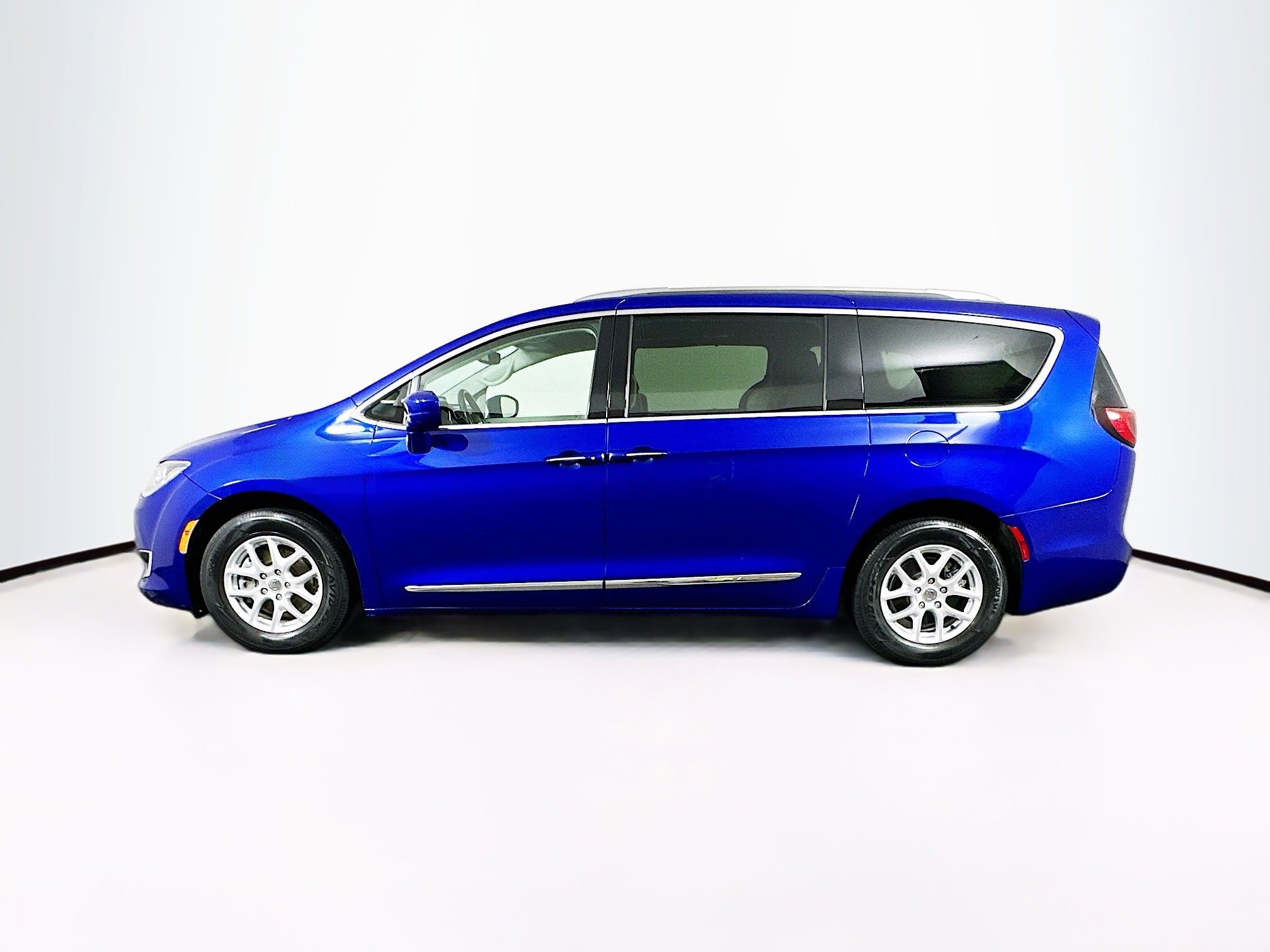Used 2020 Chrysler Pacifica Touring-L image 4