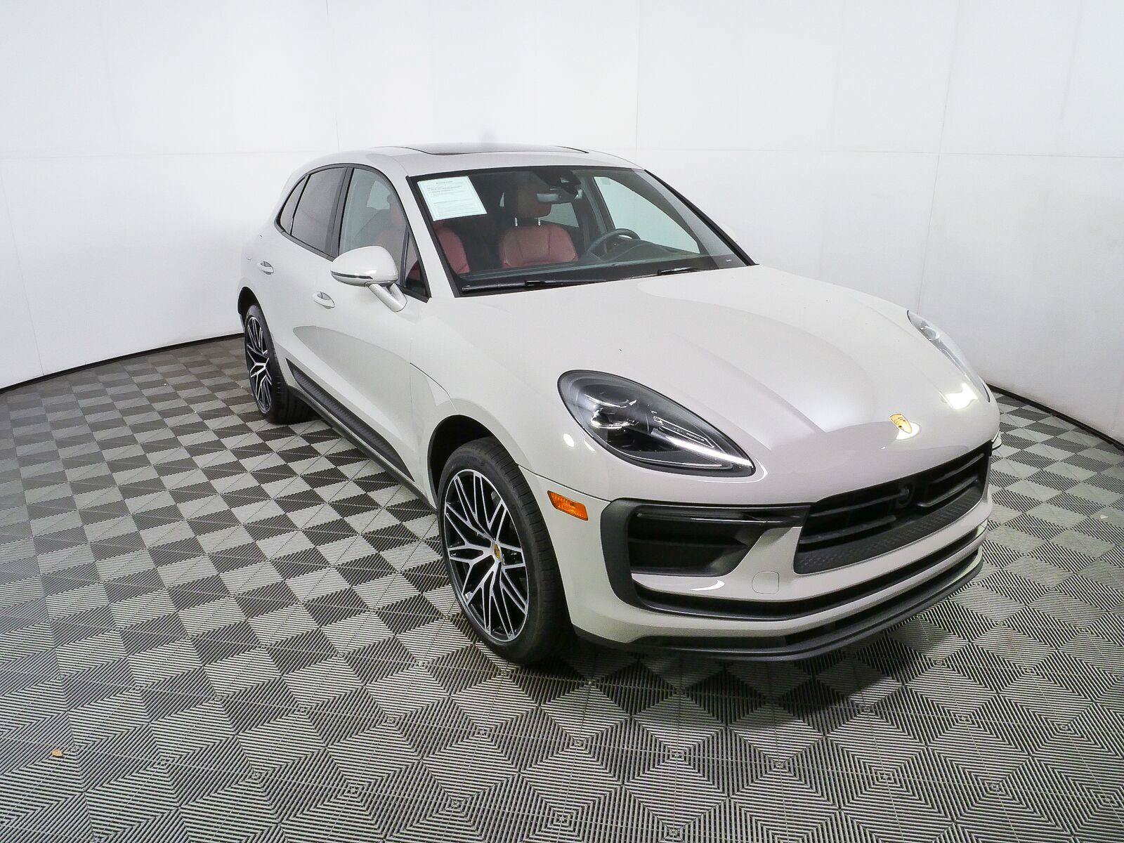 Certified 2026 Porsche Macan AWD/4WD image 25