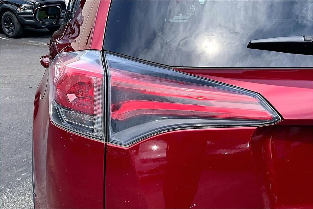 Used 2018 Toyota RAV4 XLE AWD/4WD image 21