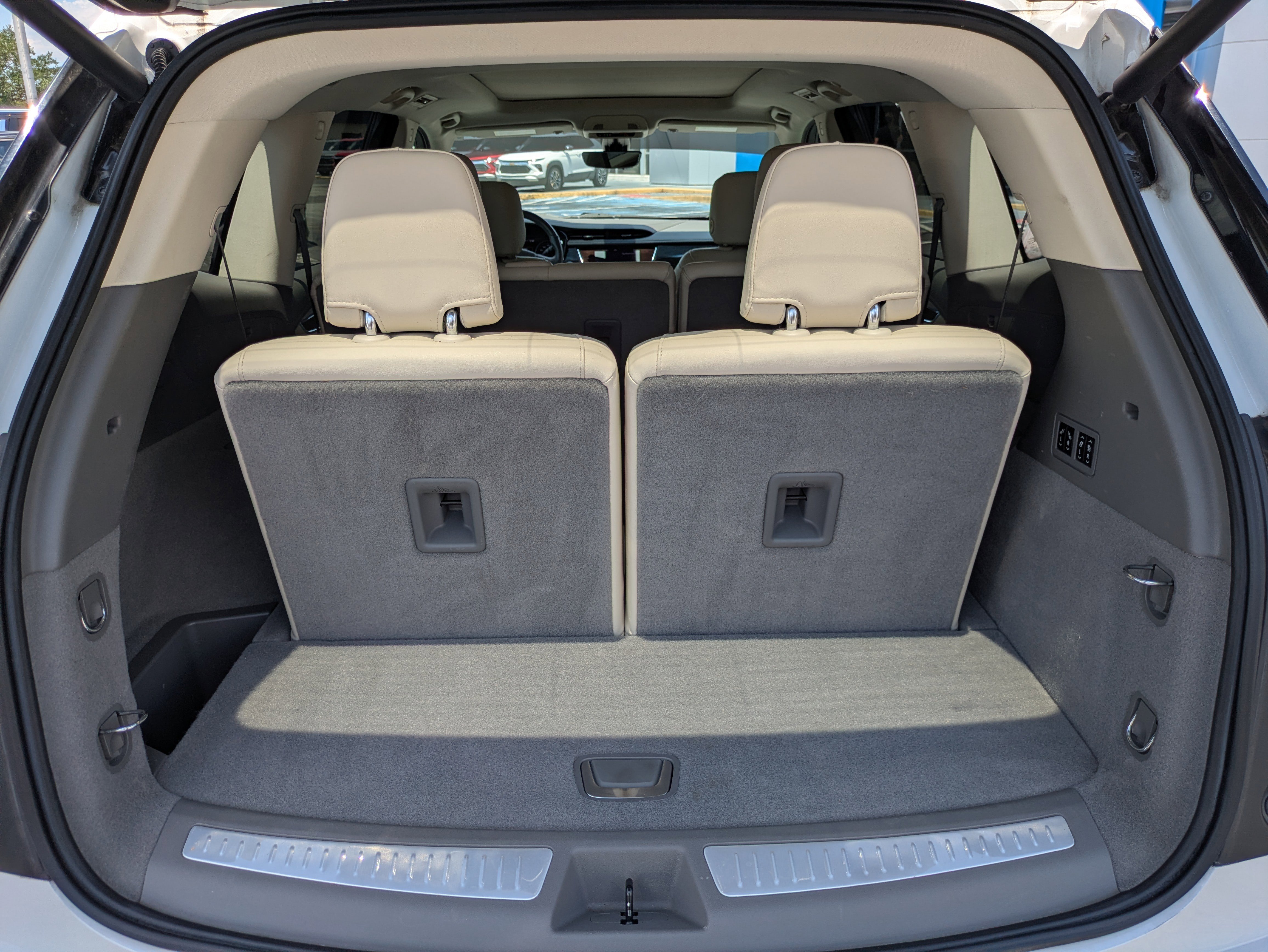 Used 2022 Cadillac XT6 Premium Luxury w/ Technology Package FWD image 7