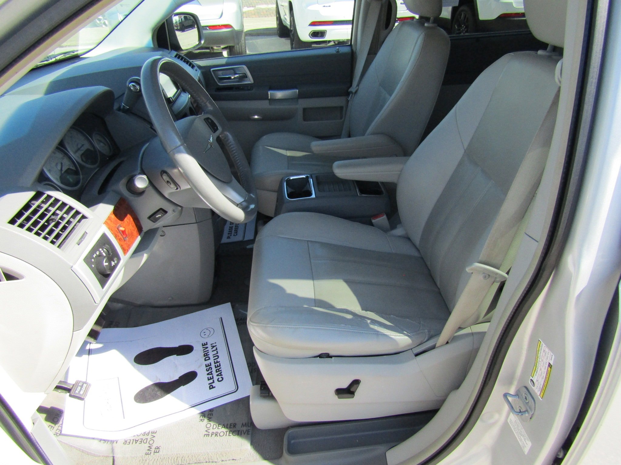 Used 2008 Chrysler Town & Country Touring FWD image 13