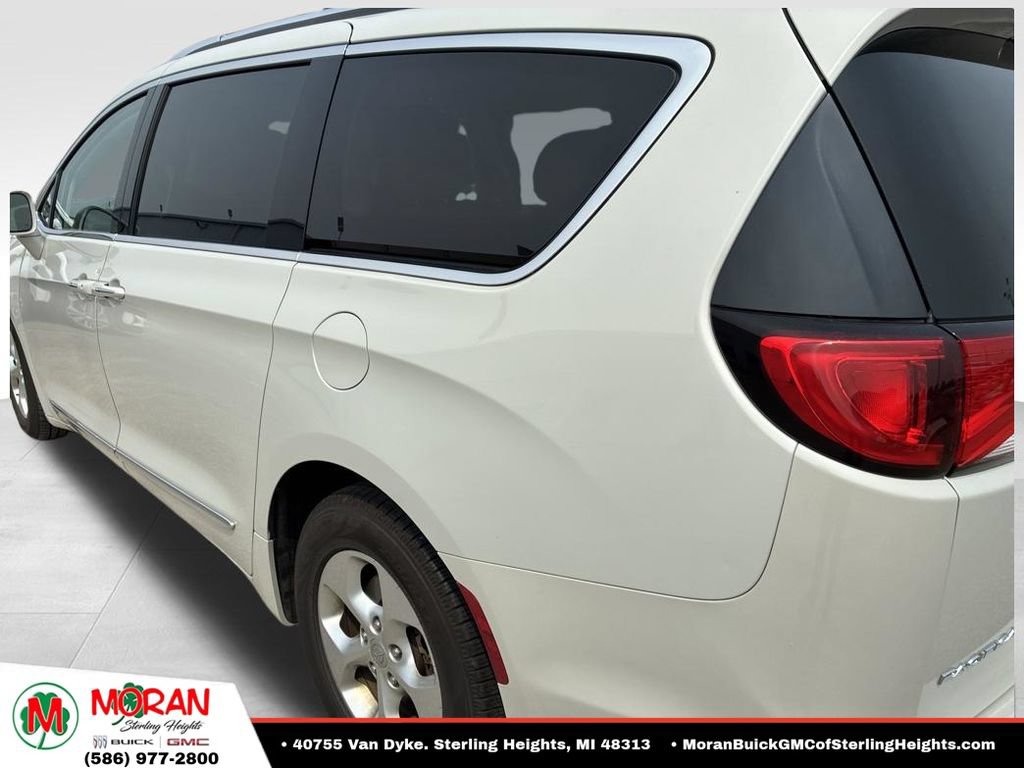 Used 2017 Chrysler Pacifica Touring-L Plus FWD image 4