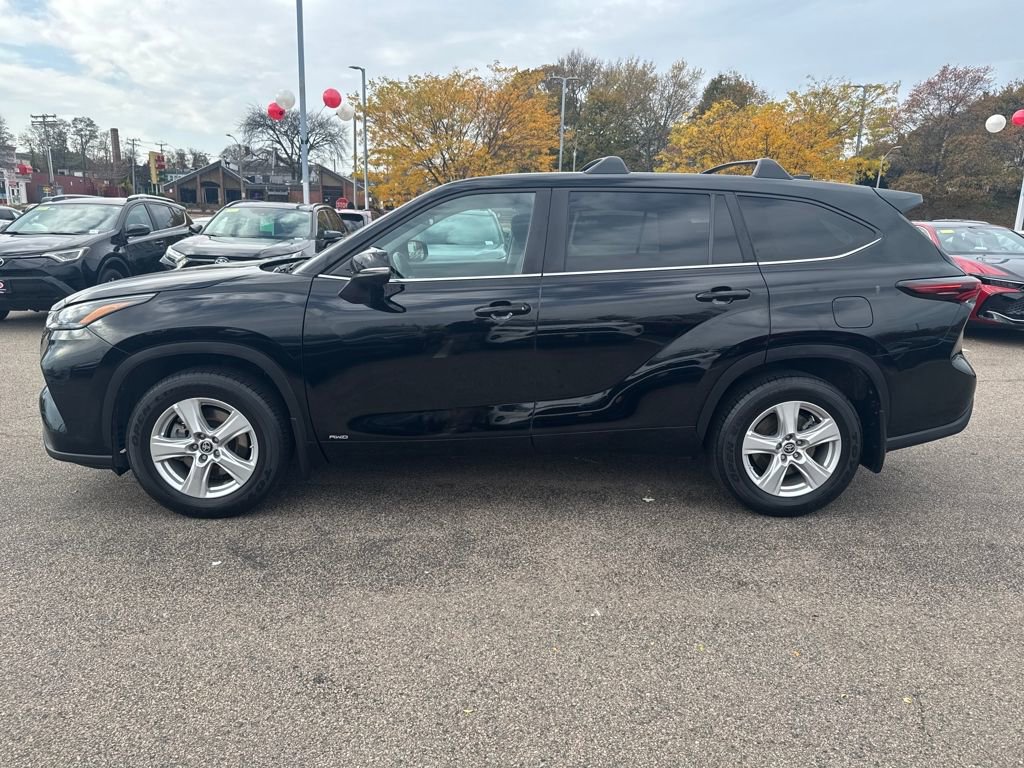 Used 2024 Toyota Highlander LE image 4