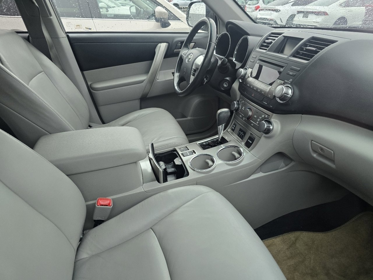 Used 2011 Toyota Highlander SE w/ Tow Pkg image 16