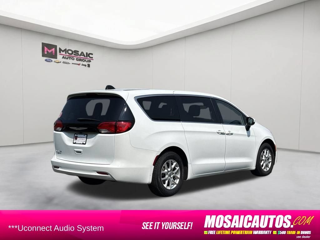 Used 2023 Chrysler Voyager LX FWD image 7