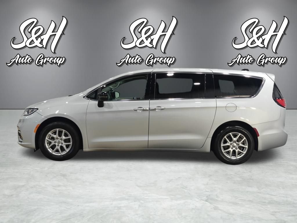Used 2024 Chrysler Pacifica Touring-L FWD image 13