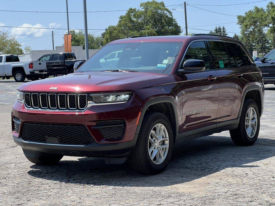 Used 2024 Jeep Grand Cherokee Laredo X w/ Luxury Tech Group I AWD/4WD image 2