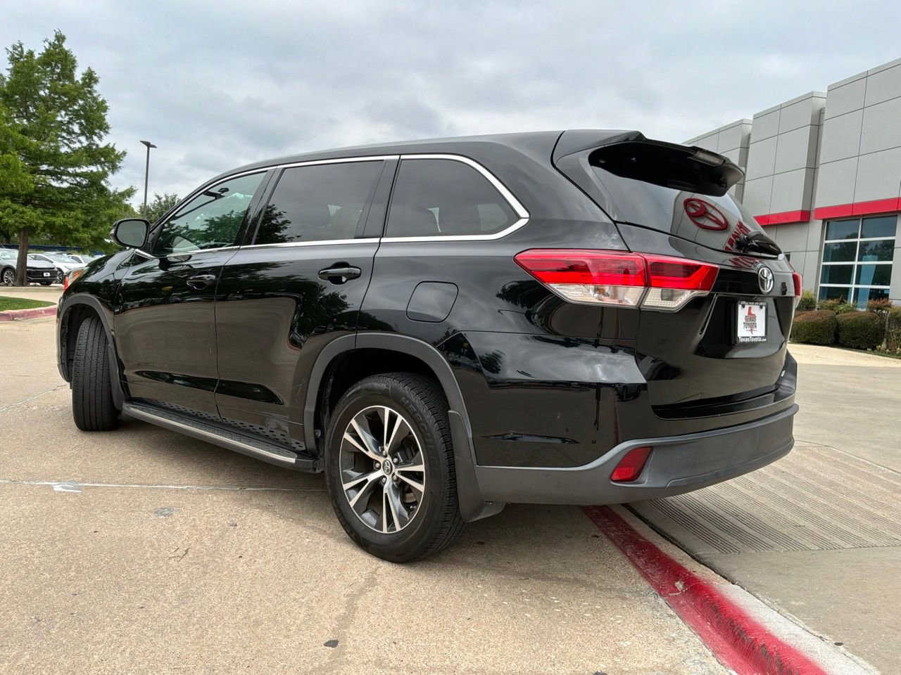 Used 2017 Toyota Highlander Plus FWD image 8
