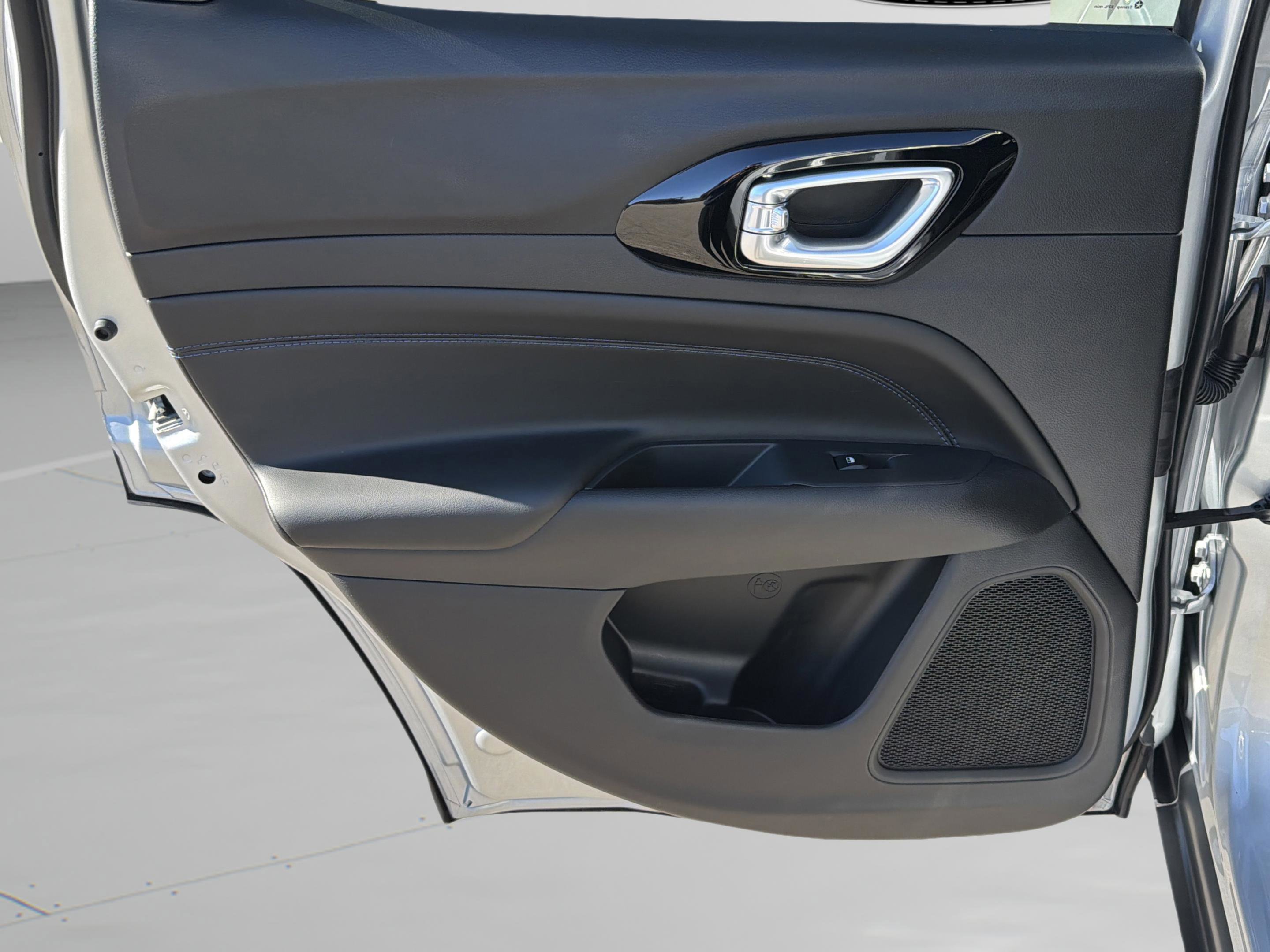 New 2026 Jeep Compass Latitude image 25