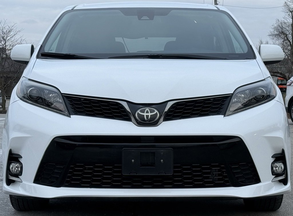 Used 2018 Toyota Sienna SE w/ Carpet Mat Package image 9