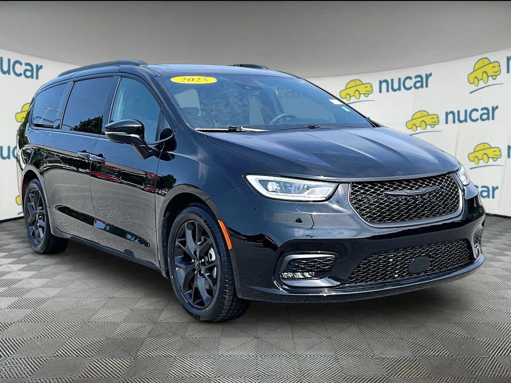 Used 2025 Chrysler Pacifica Limited FWD image 1