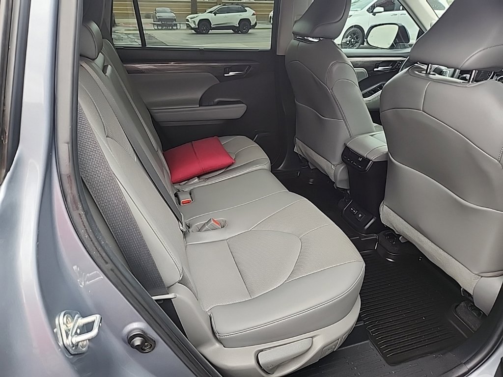 Used 2023 Toyota Highlander Limited FWD image 10