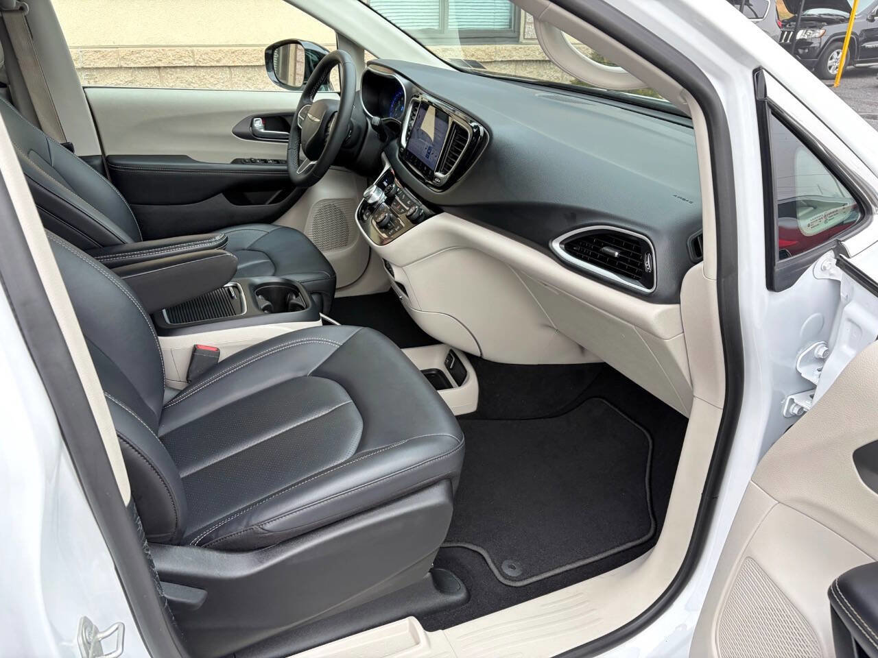 Used 2024 Chrysler Pacifica Touring-L image 8