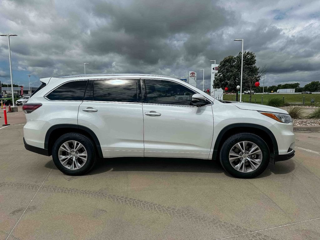 Used 2015 Toyota Highlander XLE FWD image 2