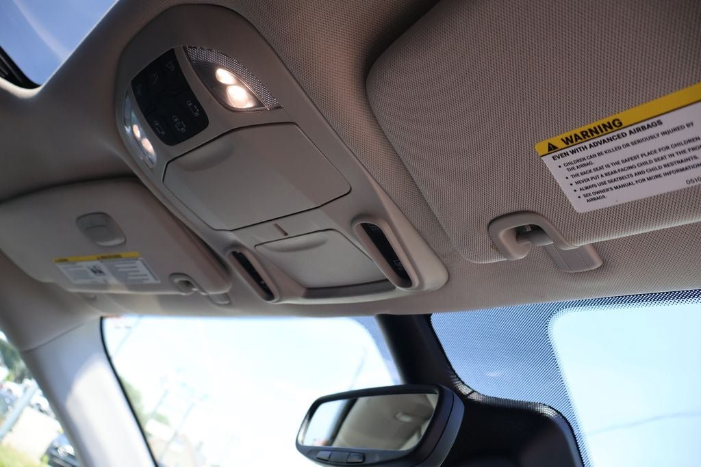 Used 2023 Chrysler Pacifica Limited FWD image 16