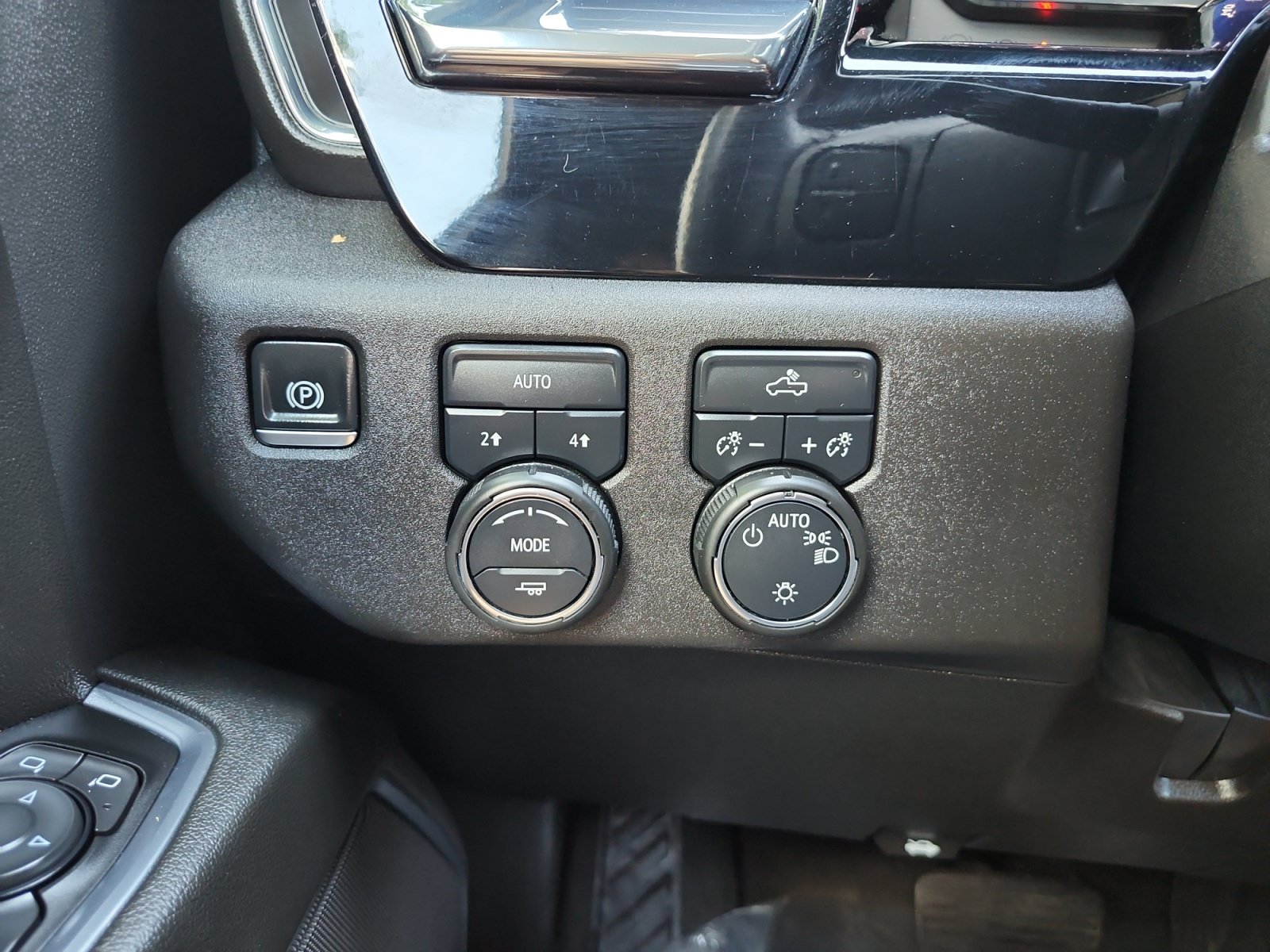 Used 2024 Chevrolet Silverado 1500 LT AWD/4WD image 25