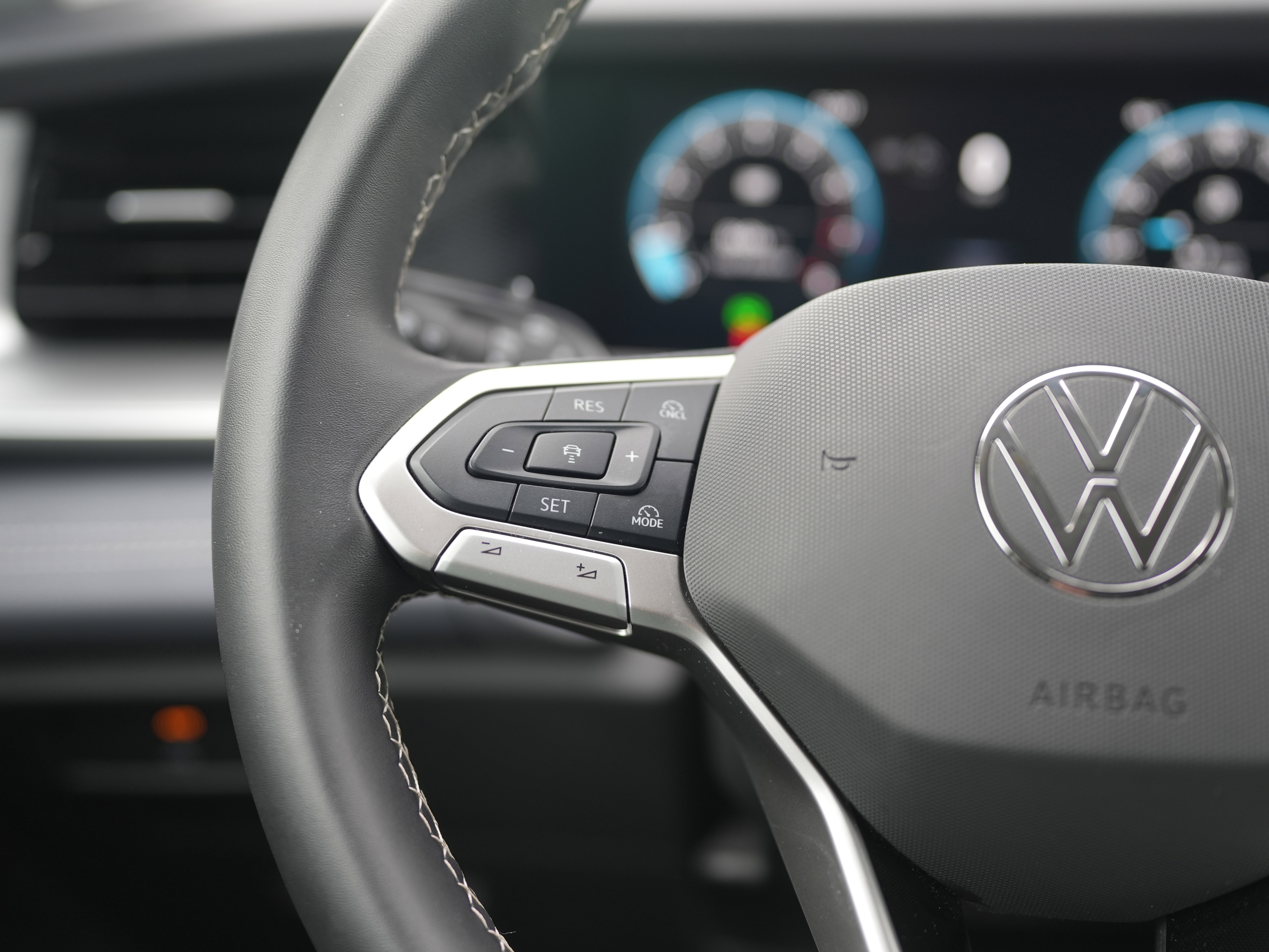 Used 2025 Volkswagen Tiguan SE AWD/4WD image 18