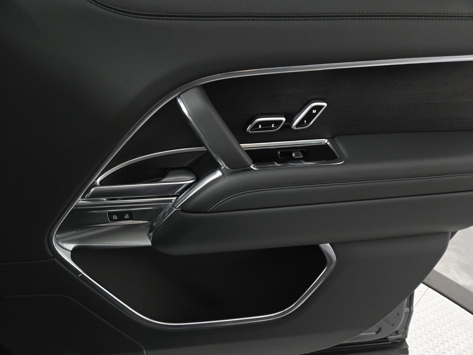 New 2025 Land Rover Range Rover Long Wheelbase SE image 18