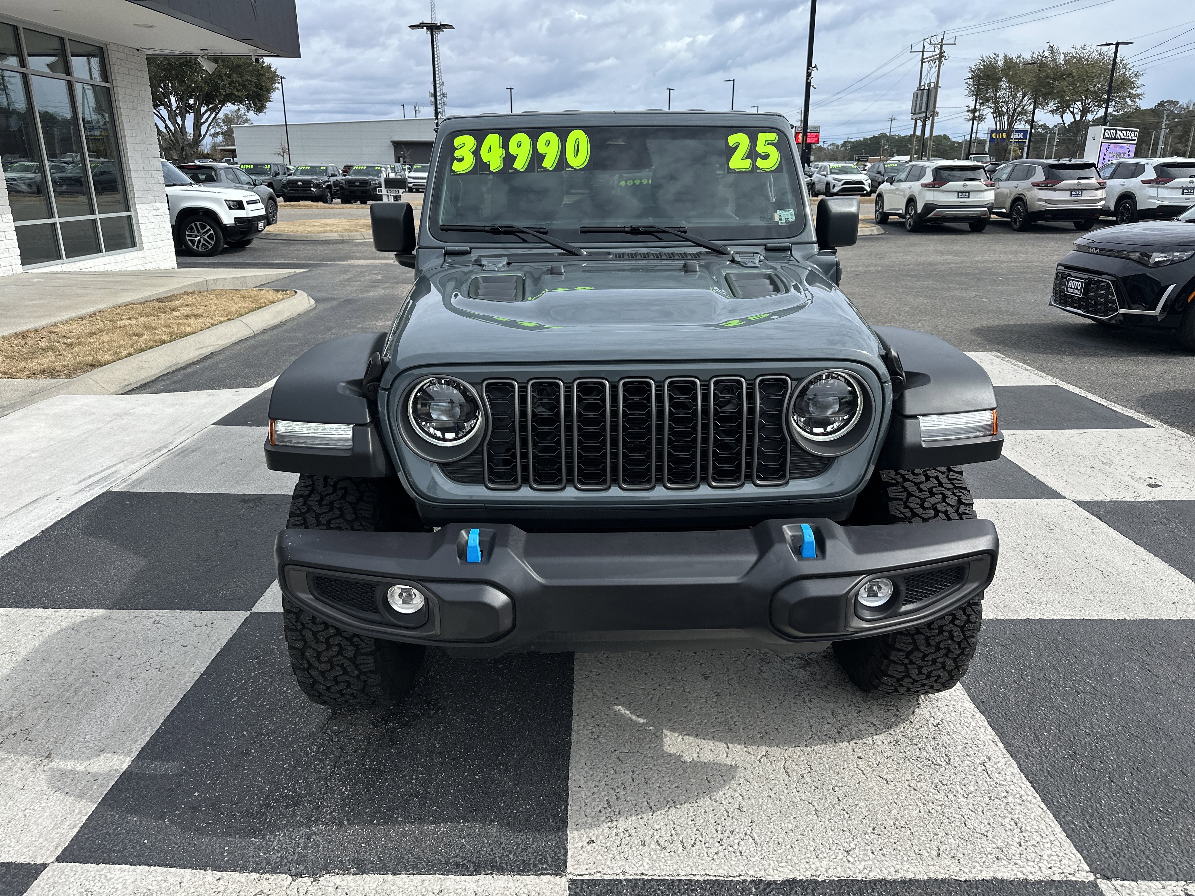 Used 2025 Jeep Wrangler Unlimited Rubicon 4xe w/ Convenience Group AWD/4WD image 2