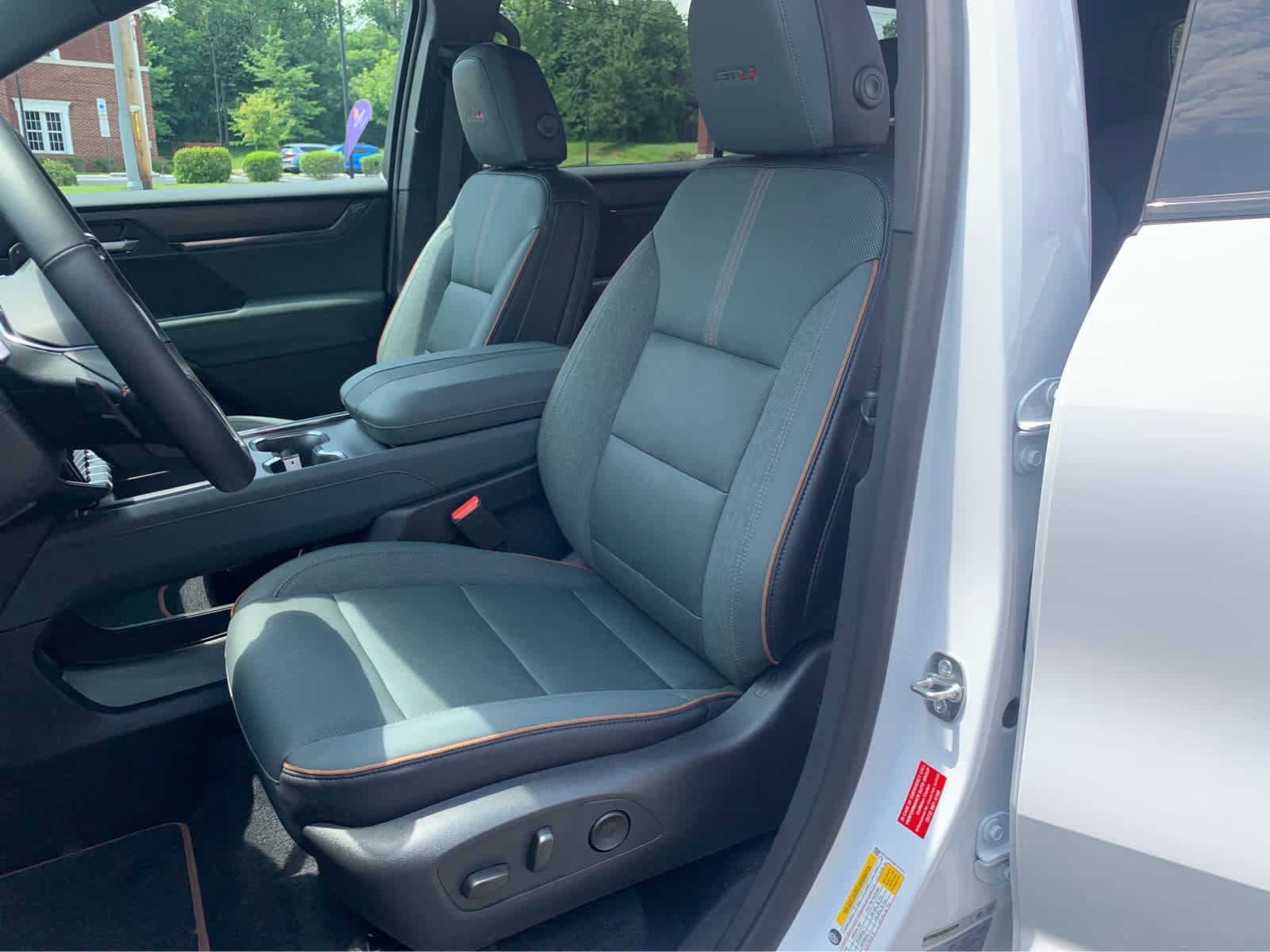 Used 2025 GMC Acadia AT4 AWD/4WD image 12