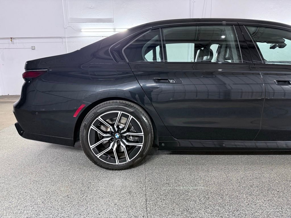 Used 2023 BMW 760i xDrive w/ Executive Package image 5