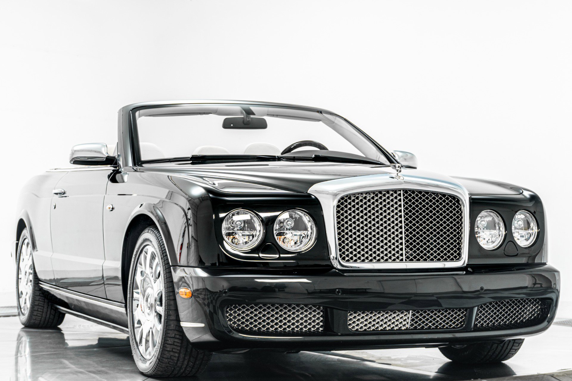 Used 2009 Bentley Azure RWD image 3