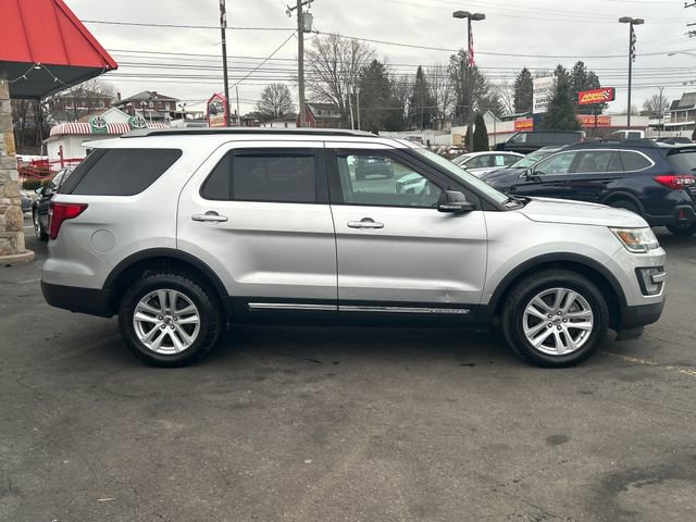 Used 2017 Ford Explorer XLT image 8