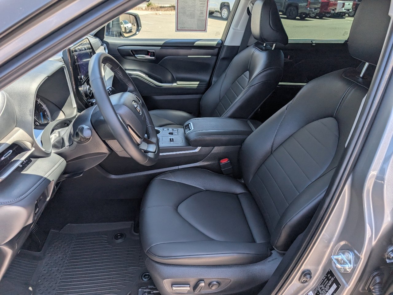 Used 2025 Toyota Highlander XLE image 2