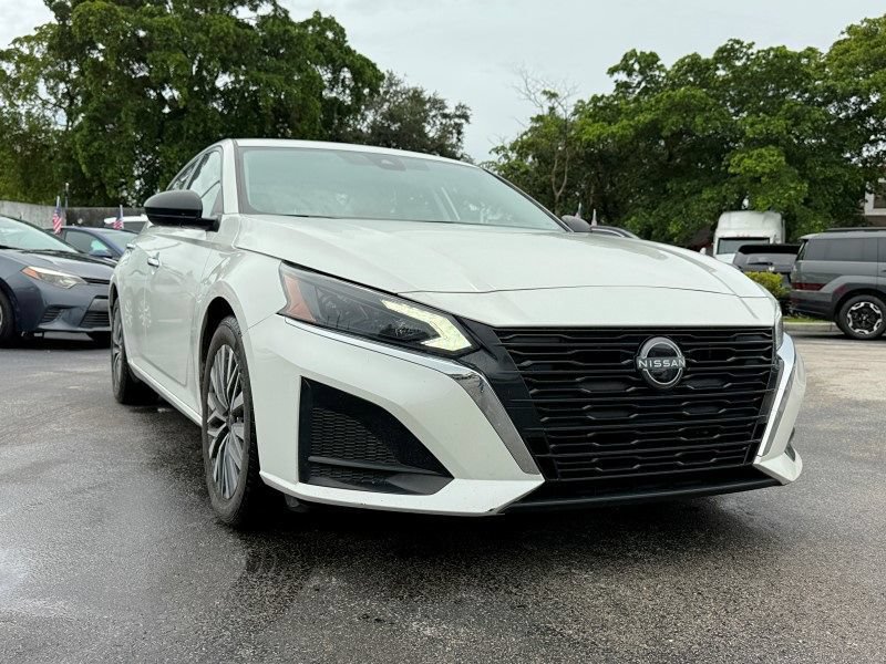 Used 2024 Nissan Altima 2.5 SV FWD image 3