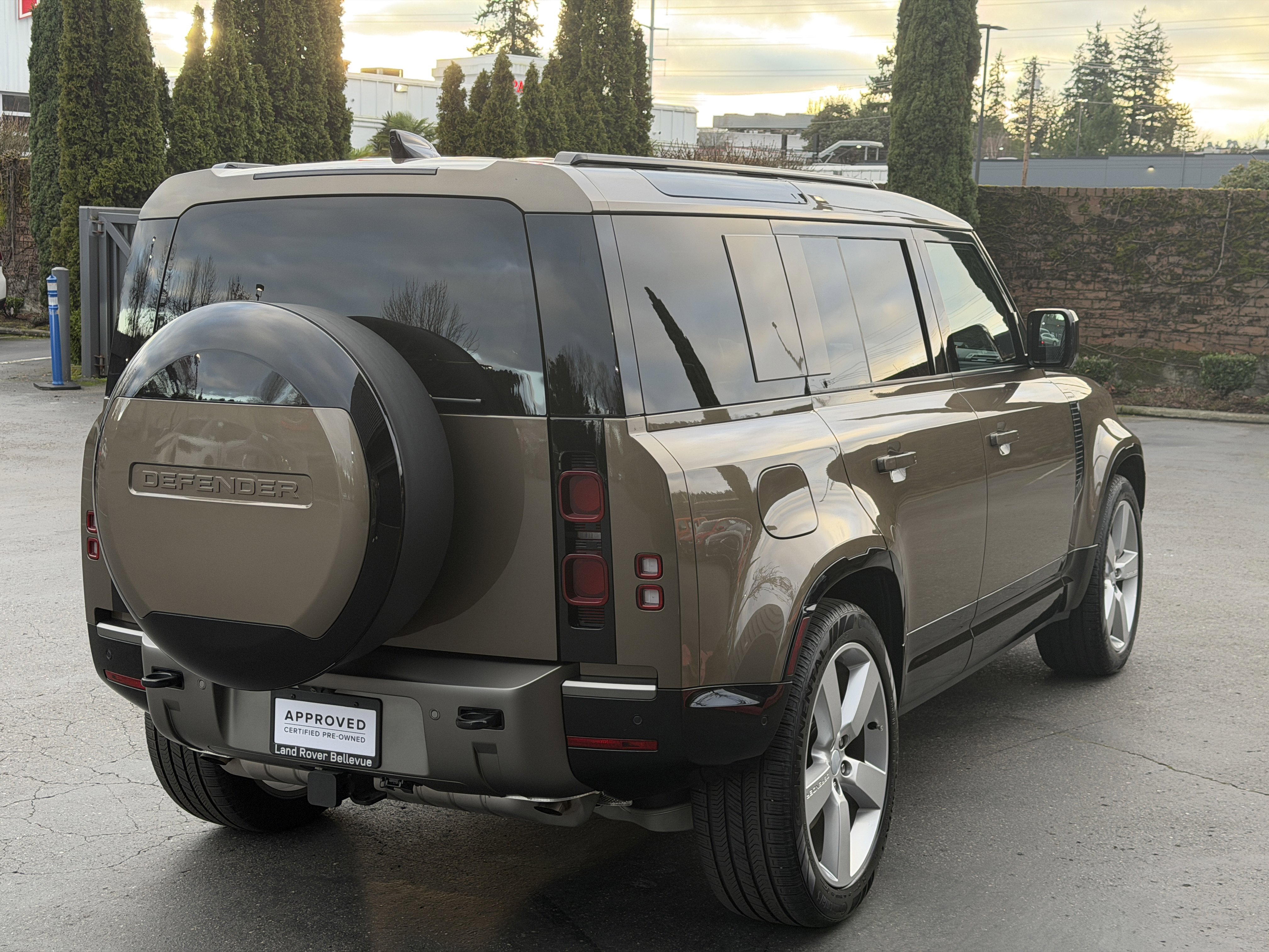 Certified 2025 Land Rover Defender 110 X-Dynamic SE image 8