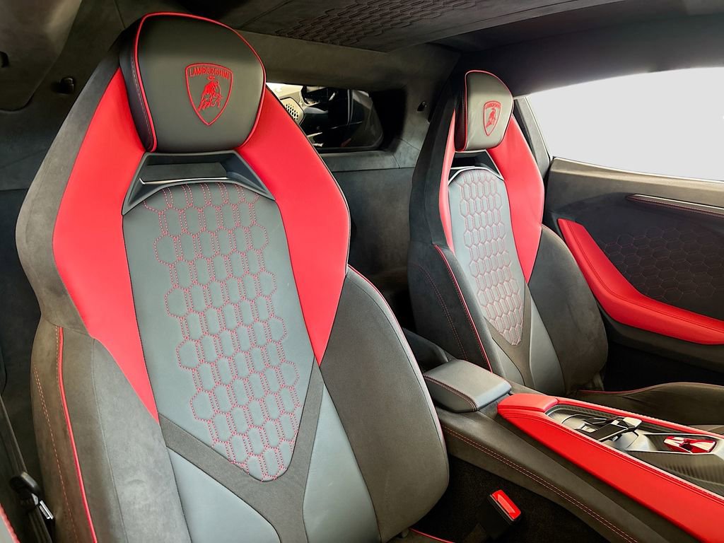 Used 2024 Lamborghini Revuelto image 17